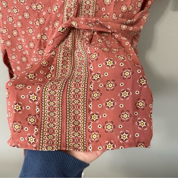 NWT Max Studio Clay/Floral Ruffle Sleeves V-Neck Tie Side Blouse Size XS - Picture 9 of 13